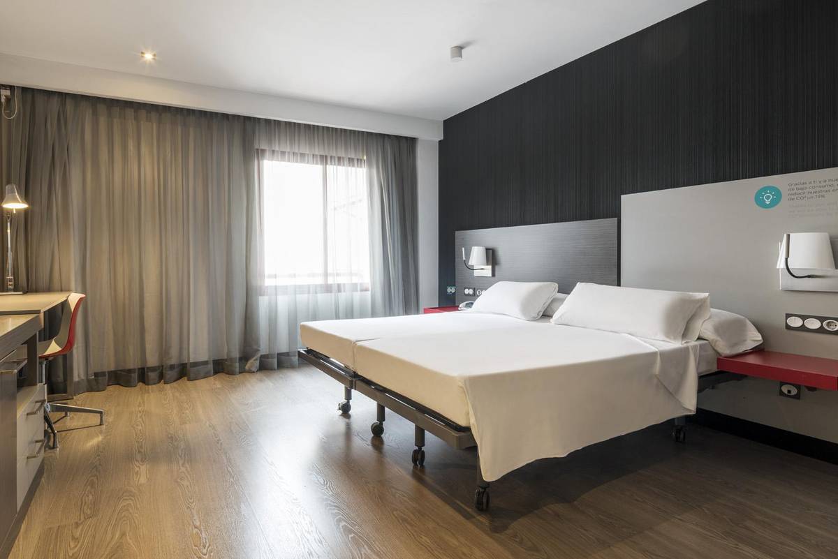 Accesible room ilunion suites madrid Hotel ILUNION Suites Madrid